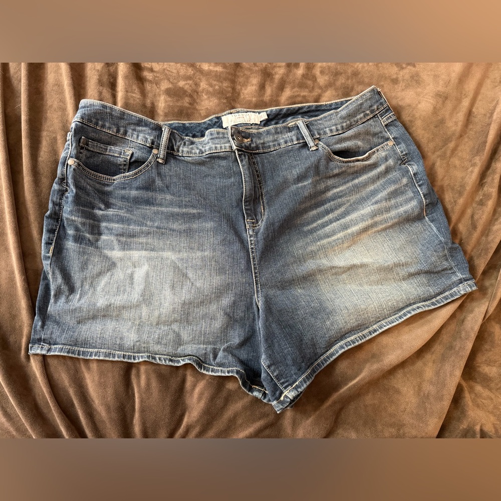 torrid Washed Denim Jean Shorts in Blue size 26